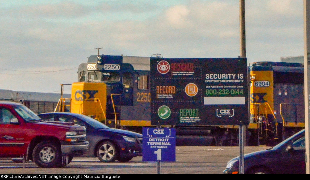 CSX GP40-2 and Slug in the yard